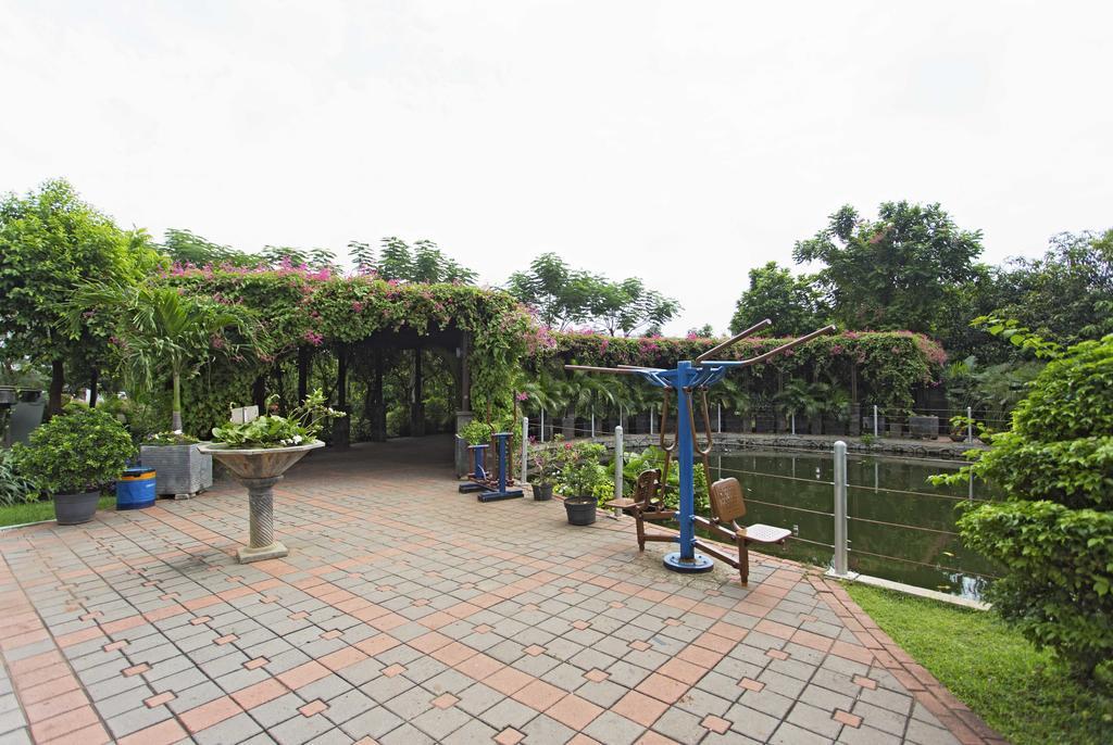 Reddoorz Apartment @ Green Pramuka Jakarta Exterior photo