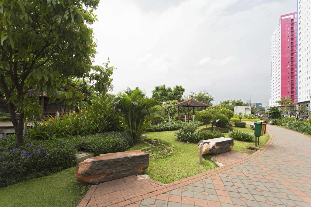 Reddoorz Apartment @ Green Pramuka Jakarta Exterior photo