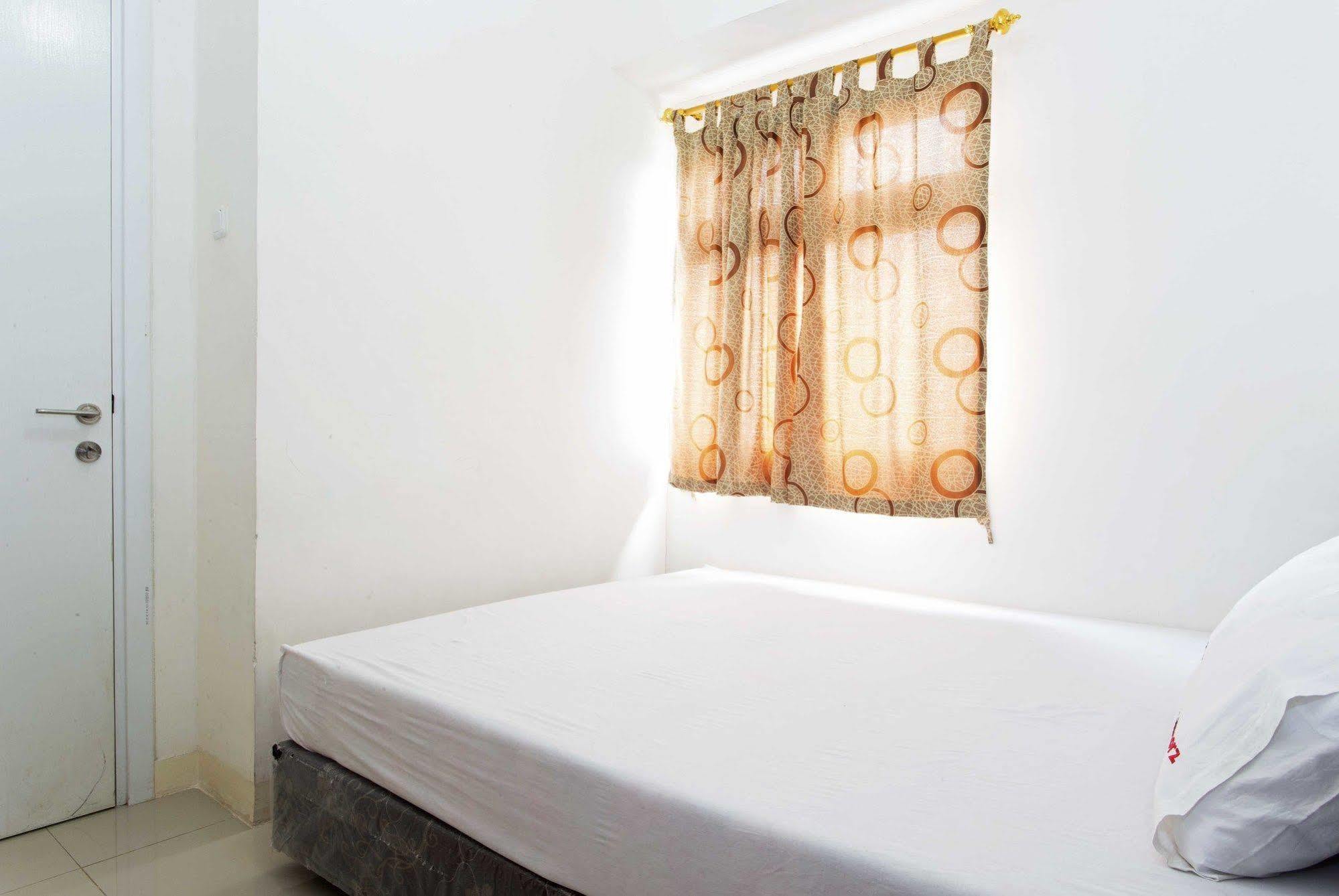 Reddoorz Apartment @ Green Pramuka Jakarta Exterior photo