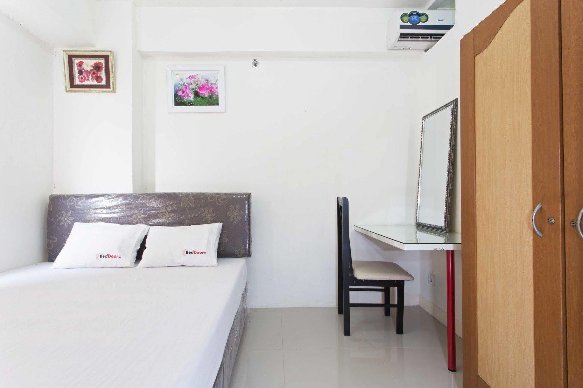 Reddoorz Apartment @ Green Pramuka Jakarta Exterior photo