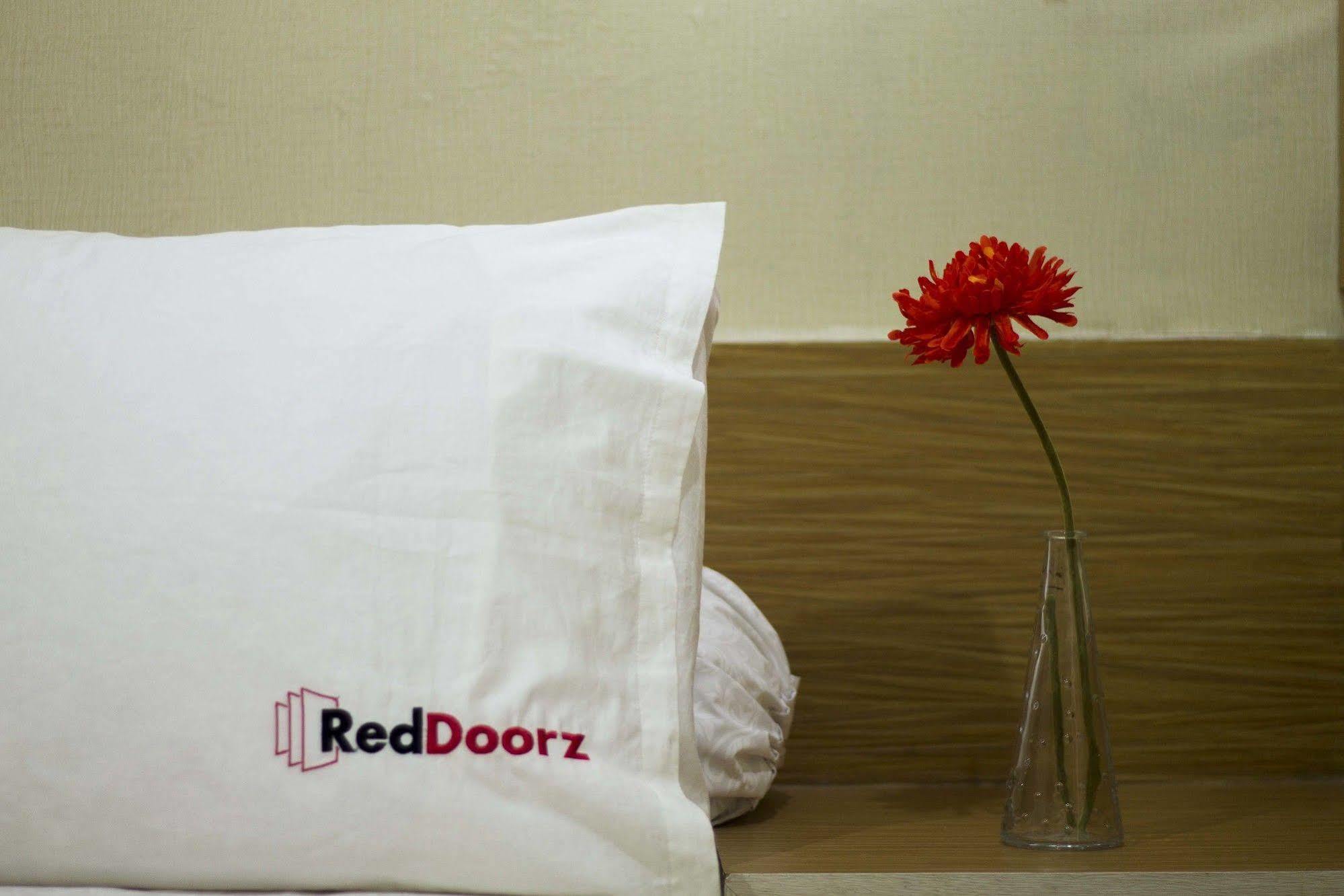 Reddoorz Apartment @ Green Pramuka Jakarta Exterior photo